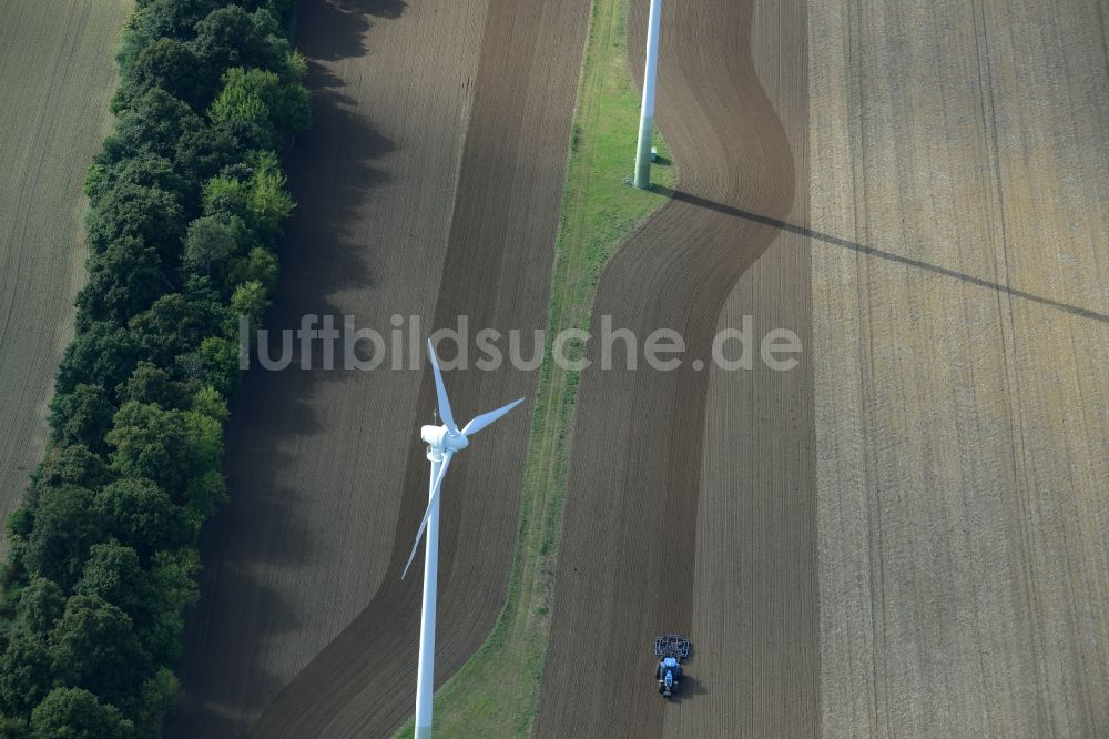 Luftbild Kritzow - Ernte- Traktor umfährt Windenergieanlagen (WEA) - Windrad und Strukturen auf einem Feld in Kritzow im Bundesland Mecklenburg-Vorpommern