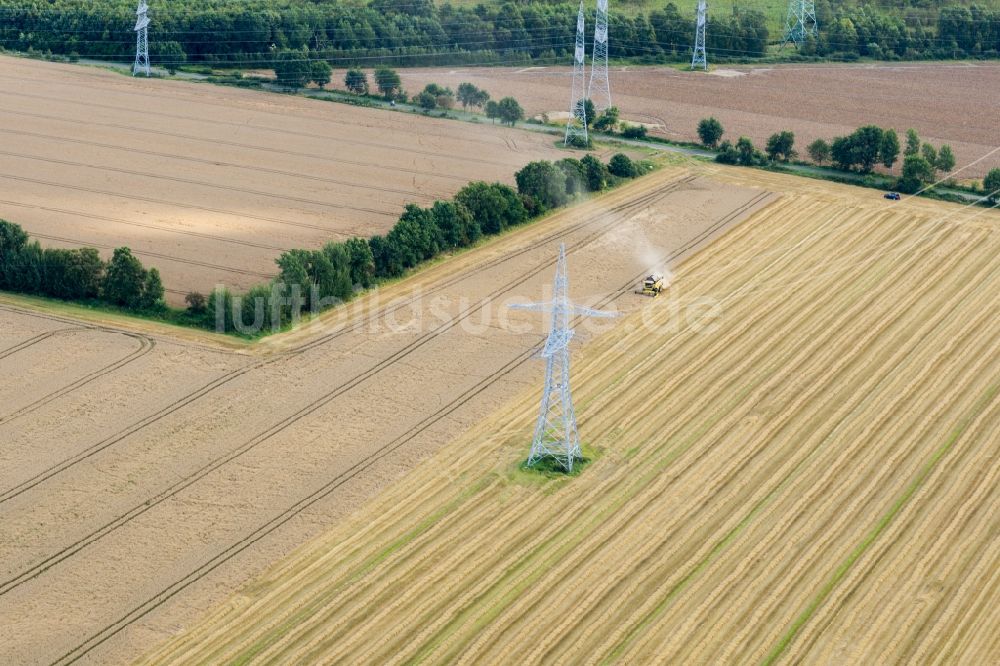 Agathenburg von oben - Ernteeinsatz auf landwirtschaftlichen Feldern in Agathenburg im Bundesland Niedersachsen, Deutschland