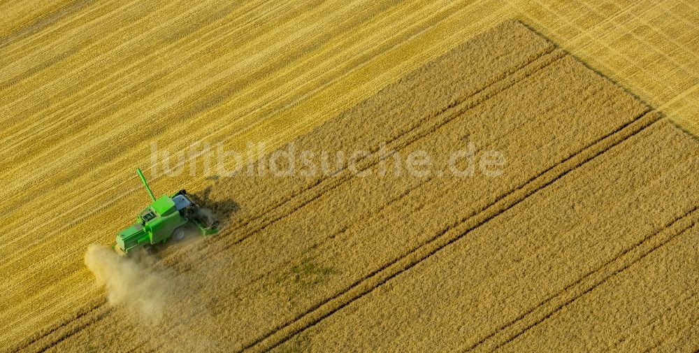 Luftbild Anröchte - Ernteeinsatz auf landwirtschaftlichen Feldern in Anröchte im Bundesland Nordrhein-Westfalen