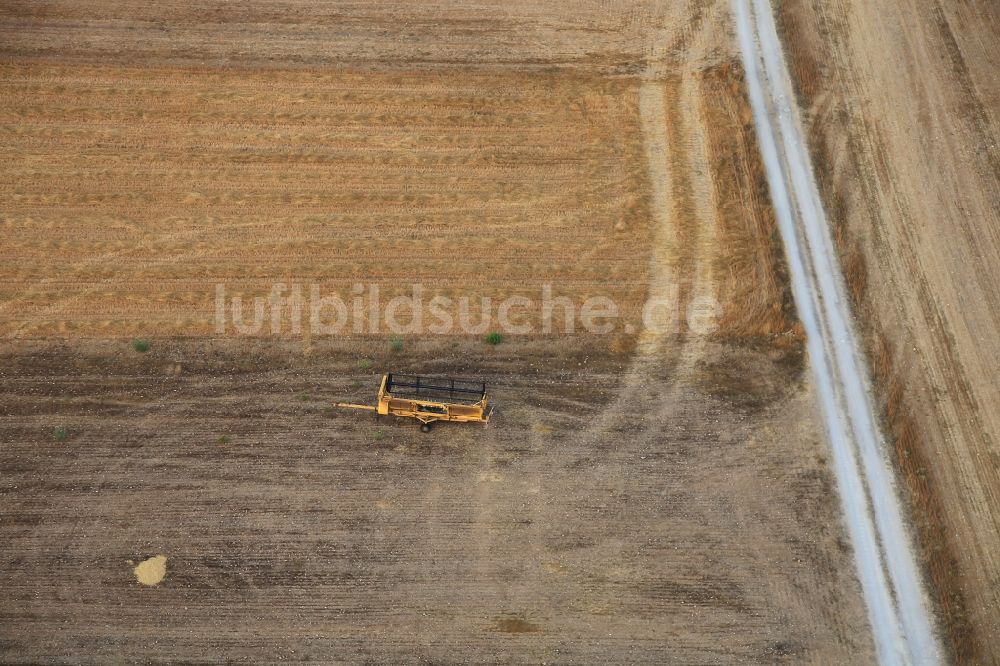 Manacor von oben - Ernteeinsatz auf landwirtschaftlichen Feldern bei Manacor in Mallorca auf der balearischen Mittelmeerinsel Mallorca, Spanien