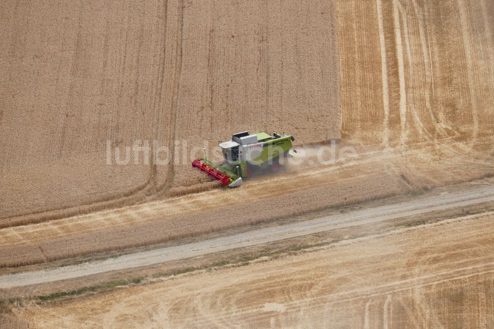 Luftaufnahme Dransfeld - Ernteeinsatz auf landwirtschaftlichen Feldern in Dransfeld im Bundesland Niedersachsen, Deutschland