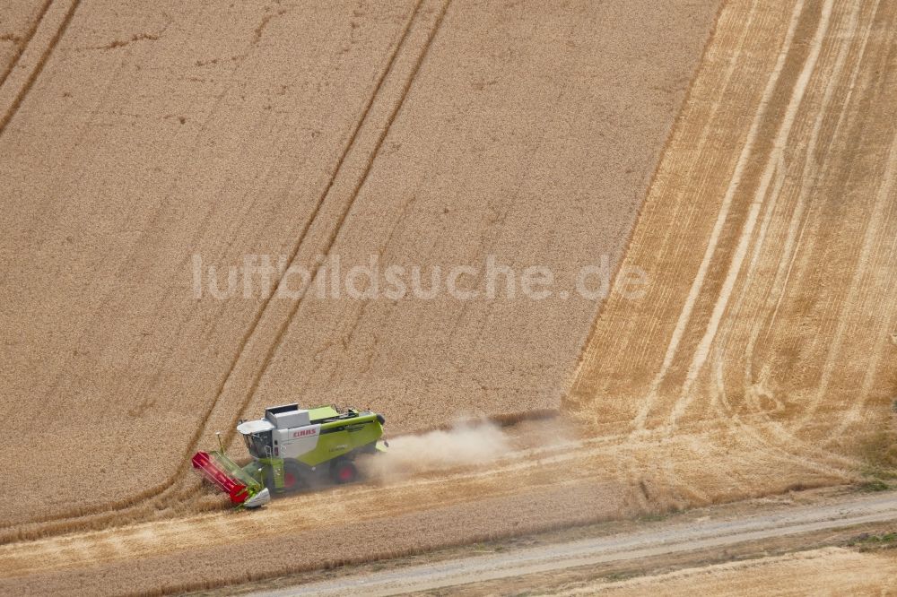 Dransfeld aus der Vogelperspektive: Ernteeinsatz auf landwirtschaftlichen Feldern in Dransfeld im Bundesland Niedersachsen, Deutschland