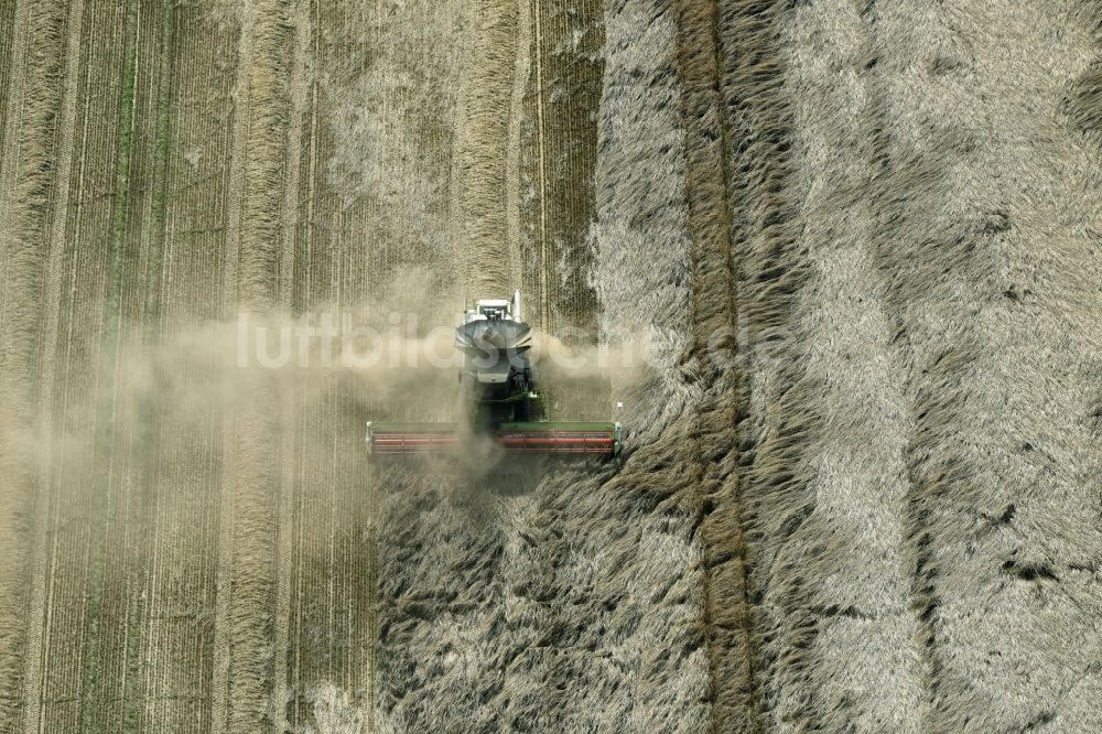 Luftbild Genthin - Ernteeinsatz auf landwirtschaftlichen Feldern in Genthin im Bundesland Sachsen-Anhalt, Deutschland