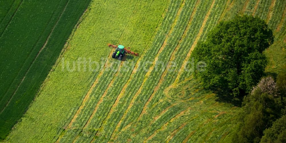 Gevelsberg von oben - Ernteeinsatz auf landwirtschaftlichen Feldern in Gevelsberg im Bundesland Nordrhein-Westfalen