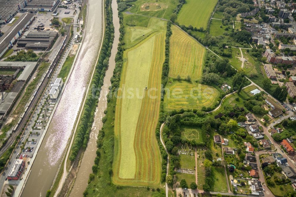 Hamm von oben - Ernteeinsatz auf landwirtschaftlichen Feldern in Hamm im Bundesland Nordrhein-Westfalen, Deutschland