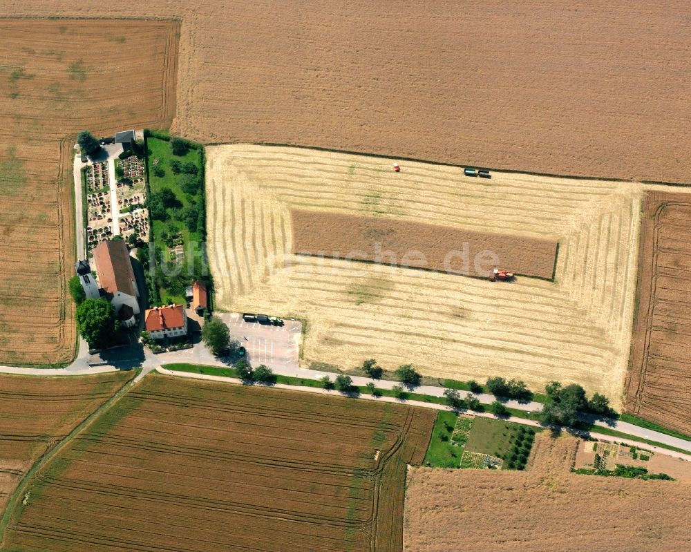 Luftaufnahme Höchstberg - Ernteeinsatz auf landwirtschaftlichen Feldern in Höchstberg im Bundesland Baden-Württemberg, Deutschland