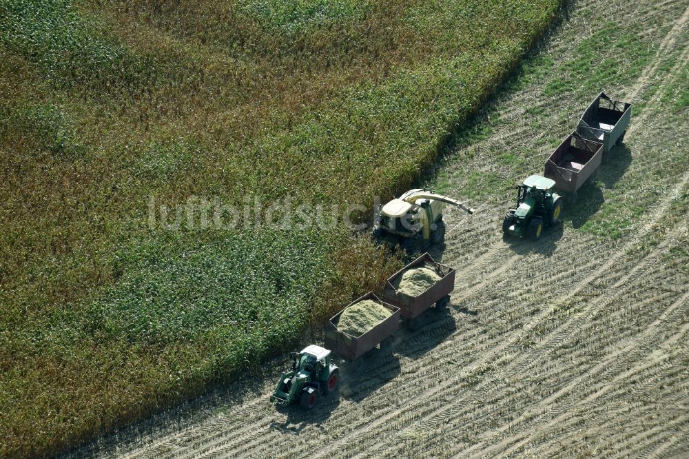 Luftbild Käthen - Ernteeinsatz auf landwirtschaftlichen Feldern in Käthen im Bundesland Sachsen-Anhalt