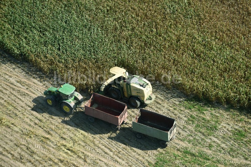 Käthen von oben - Ernteeinsatz auf landwirtschaftlichen Feldern in Käthen im Bundesland Sachsen-Anhalt