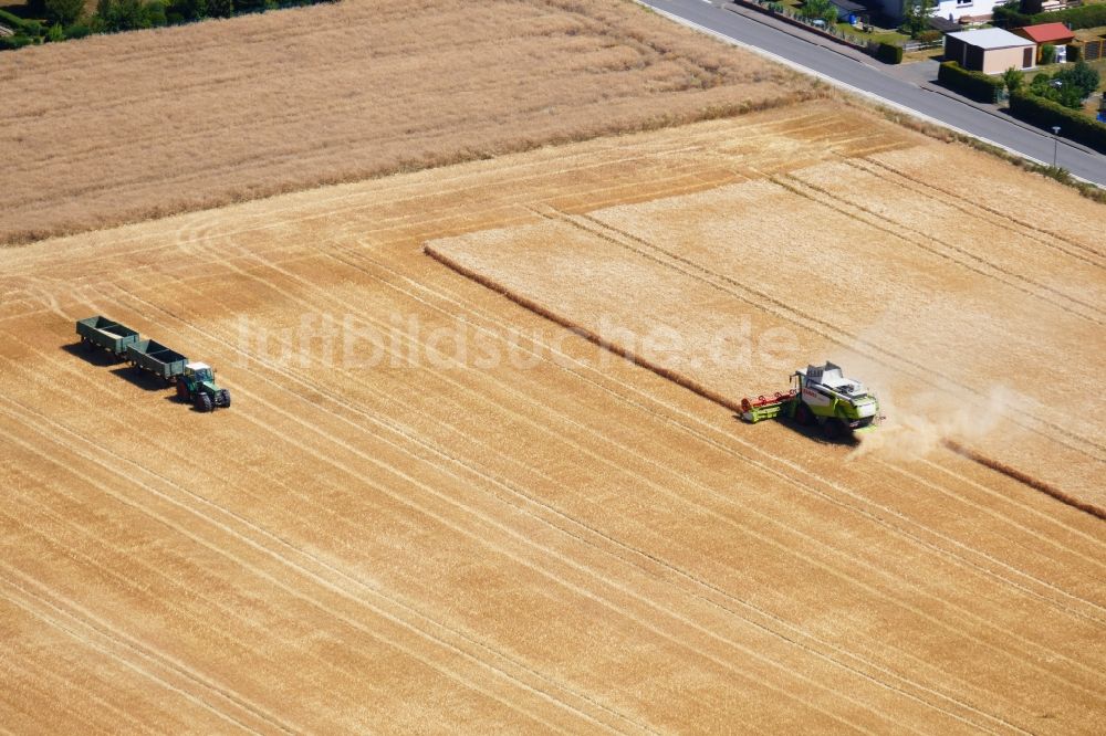 Luftaufnahme Neu-Eichenberg - Ernteeinsatz auf landwirtschaftlichen Feldern in Neu-Eichenberg im Bundesland Hessen, Deutschland