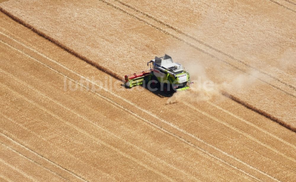 Neu-Eichenberg von oben - Ernteeinsatz auf landwirtschaftlichen Feldern in Neu-Eichenberg im Bundesland Hessen, Deutschland