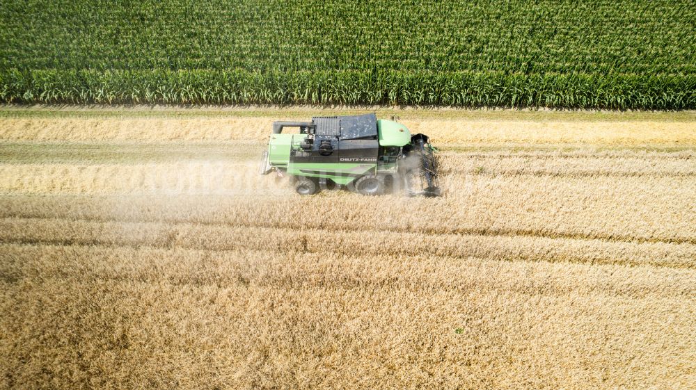 Recklinghausen aus der Vogelperspektive: Ernteeinsatz auf landwirtschaftlichen Feldern in Recklinghausen im Bundesland Nordrhein-Westfalen, Deutschland