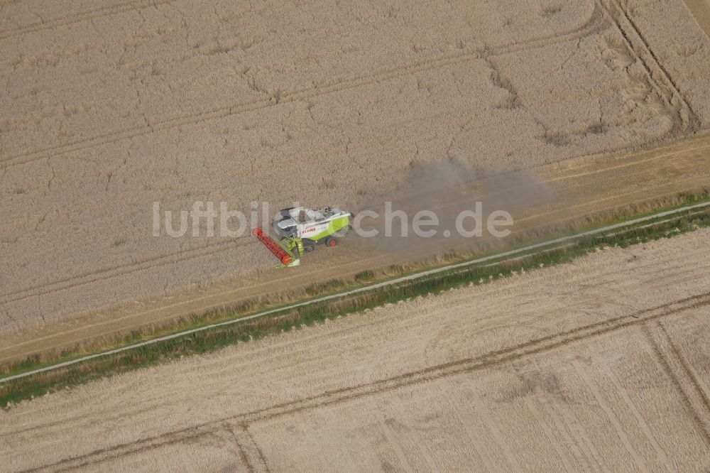 Luftbild Rosdorf - Ernteeinsatz auf landwirtschaftlichen Feldern in Rosdorf im Bundesland Niedersachsen