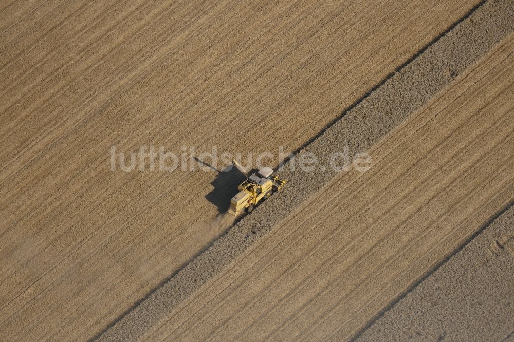 Luftaufnahme Rosdorf - Ernteeinsatz auf landwirtschaftlichen Feldern in Rosdorf im Bundesland Niedersachsen