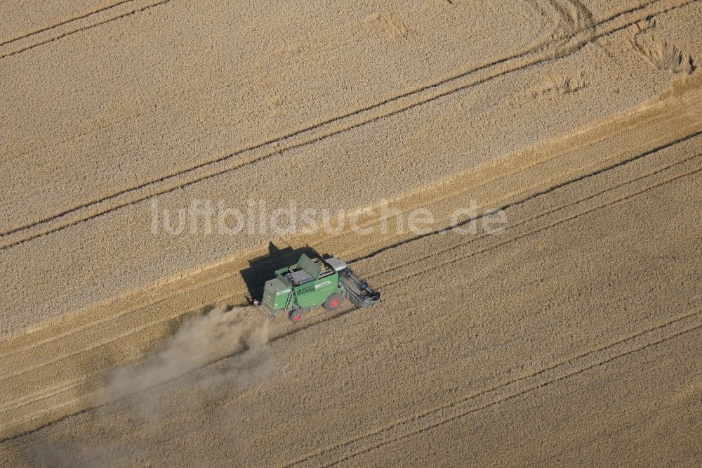 Luftaufnahme Rosdorf - Ernteeinsatz auf landwirtschaftlichen Feldern in Rosdorf im Bundesland Niedersachsen