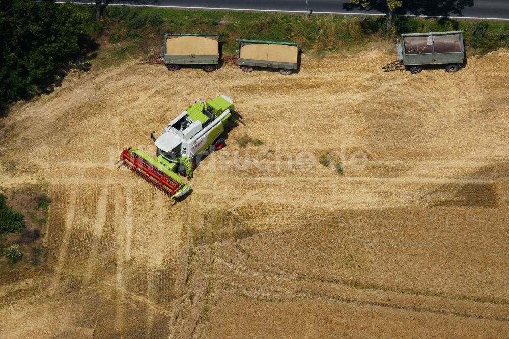 Rosdorf aus der Vogelperspektive: Ernteeinsatz auf landwirtschaftlichen Feldern in Rosdorf im Bundesland Niedersachsen