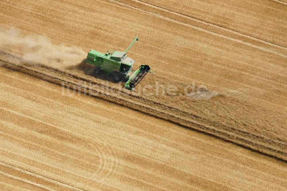 Luftaufnahme Rosdorf - Ernteeinsatz auf landwirtschaftlichen Feldern in Rosdorf im Bundesland Niedersachsen