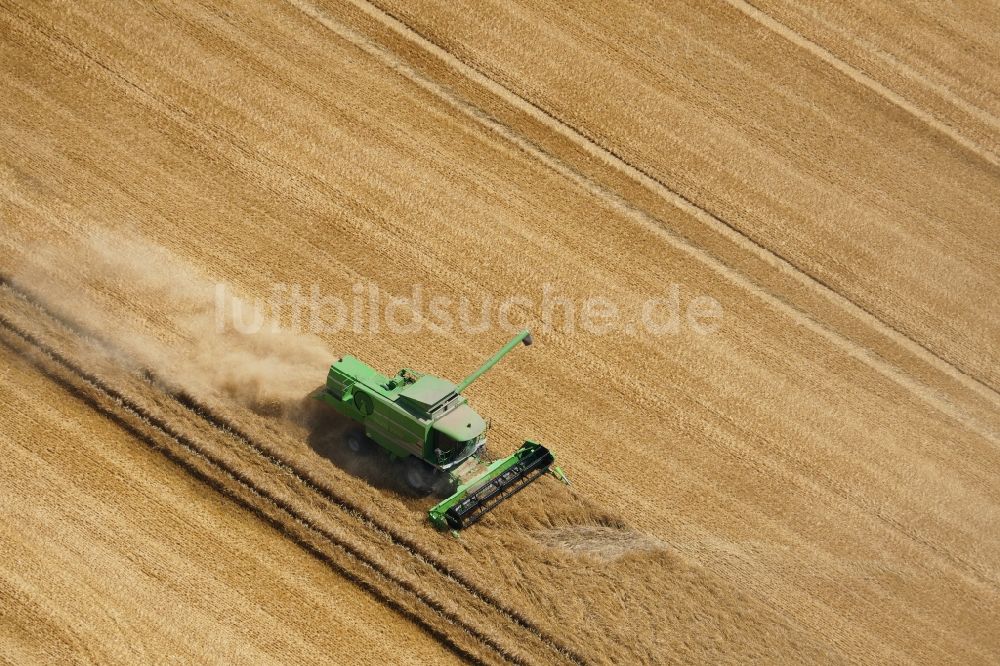 Rosdorf von oben - Ernteeinsatz auf landwirtschaftlichen Feldern in Rosdorf im Bundesland Niedersachsen