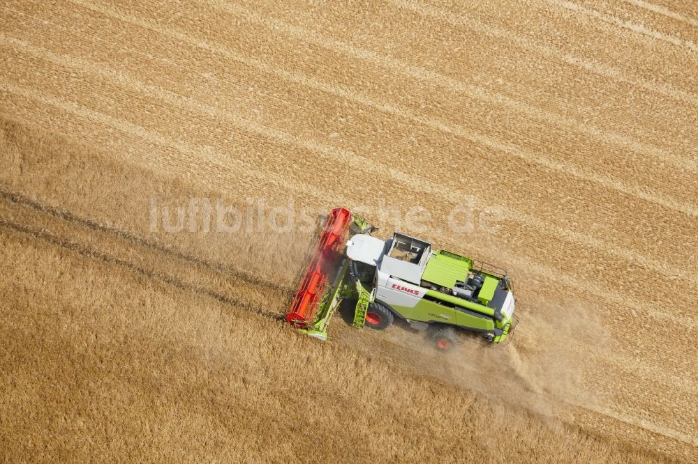 Rosdorf aus der Vogelperspektive: Ernteeinsatz auf landwirtschaftlichen Feldern in Rosdorf im Bundesland Niedersachsen