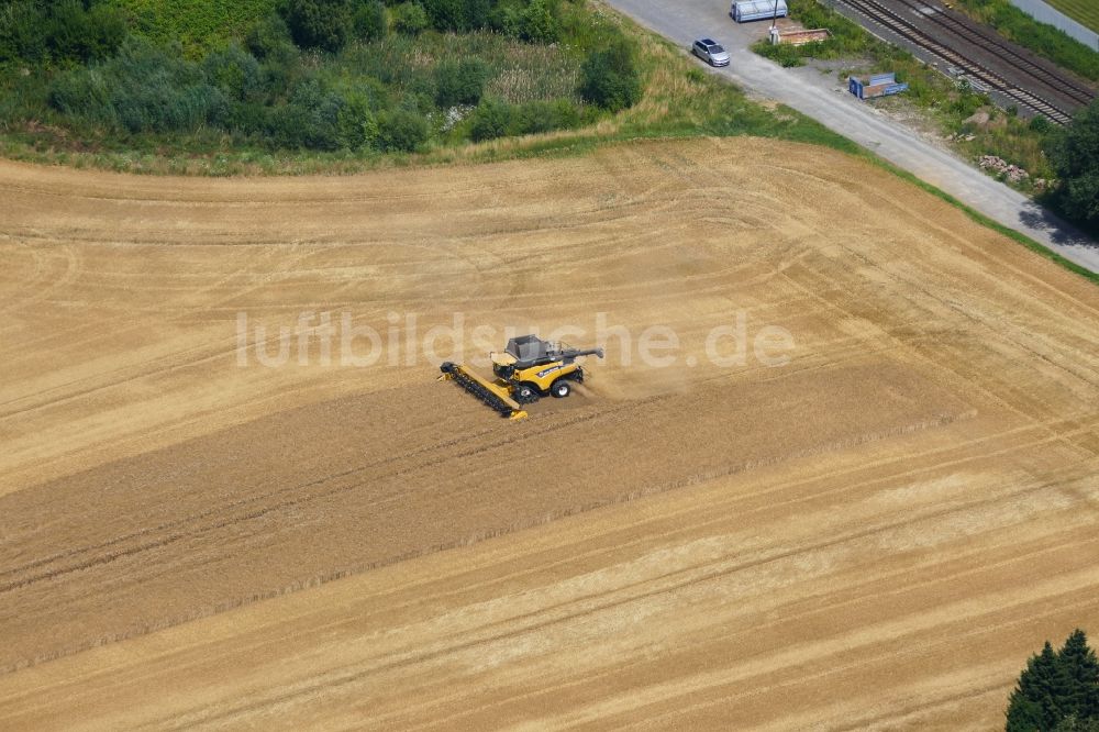 Luftaufnahme Rosdorf - Ernteeinsatz auf landwirtschaftlichen Feldern in Rosdorf im Bundesland Niedersachsen