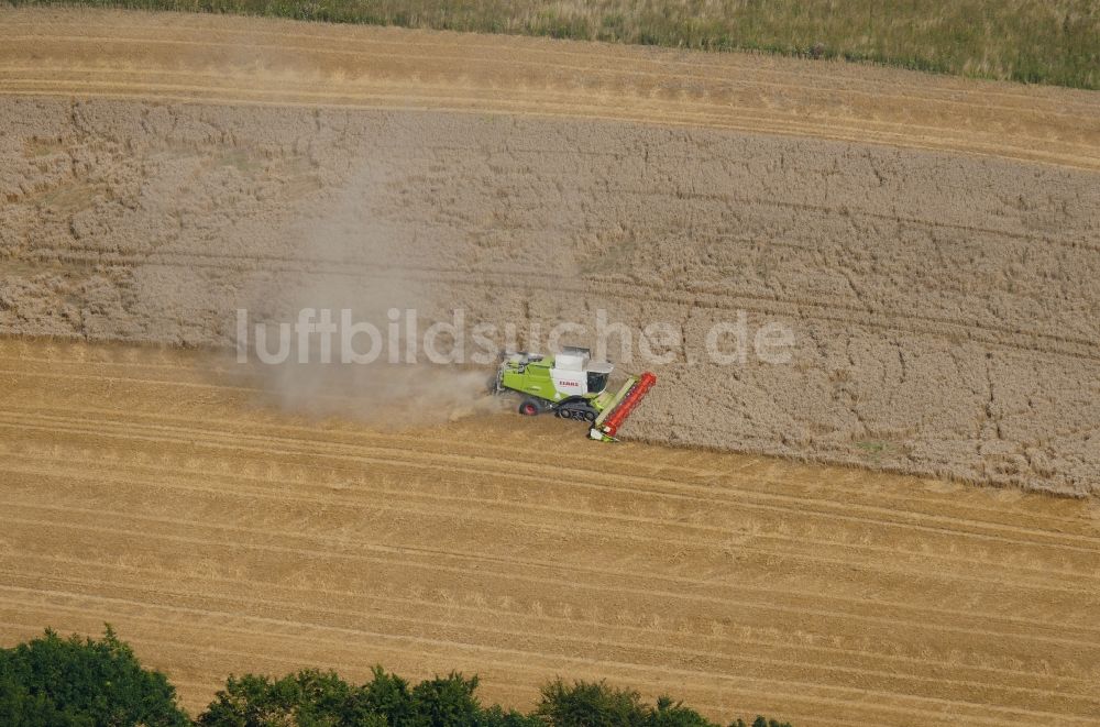 Luftaufnahme Rosdorf - Ernteeinsatz auf landwirtschaftlichen Feldern in Rosdorf im Bundesland Niedersachsen