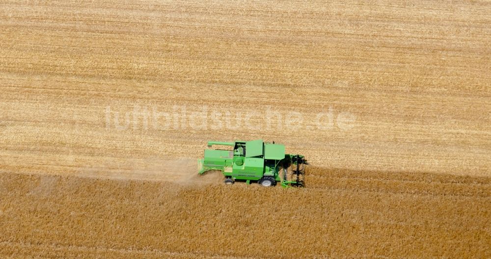 Luftaufnahme Rosdorf - Ernteeinsatz auf landwirtschaftlichen Feldern in Rosdorf im Bundesland Niedersachsen, Deutschland