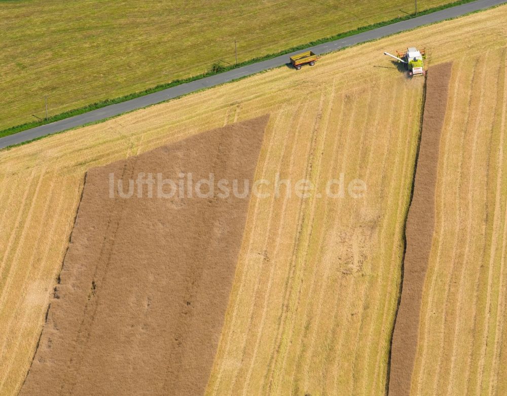 Luftbild Warstein - Ernteeinsatz auf landwirtschaftlichen Feldern in Warstein im Bundesland Nordrhein-Westfalen