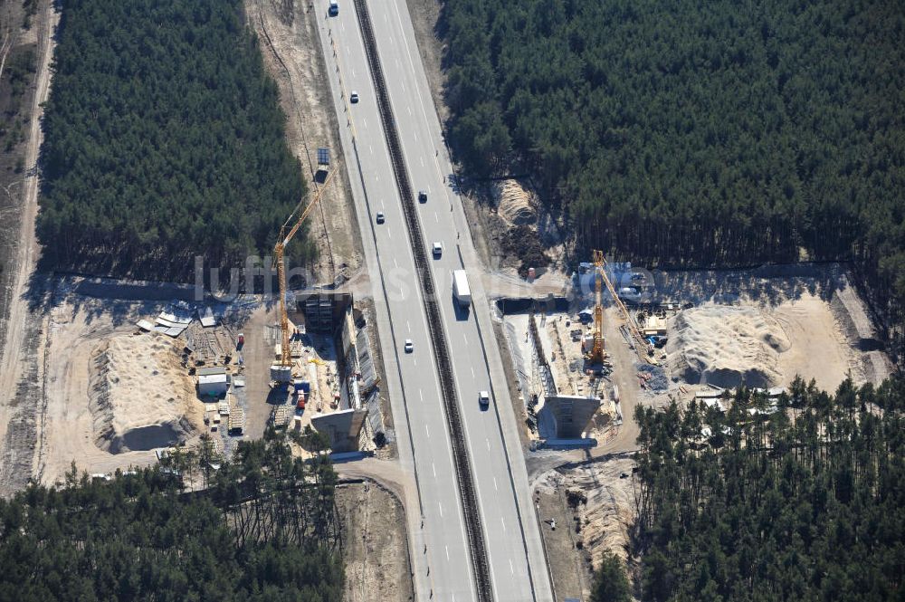 Luftaufnahme Halbe - Errichtung eines Brückenbauwerkes über die Bundes- Autobahn A13 / E36 westlich von Halbe