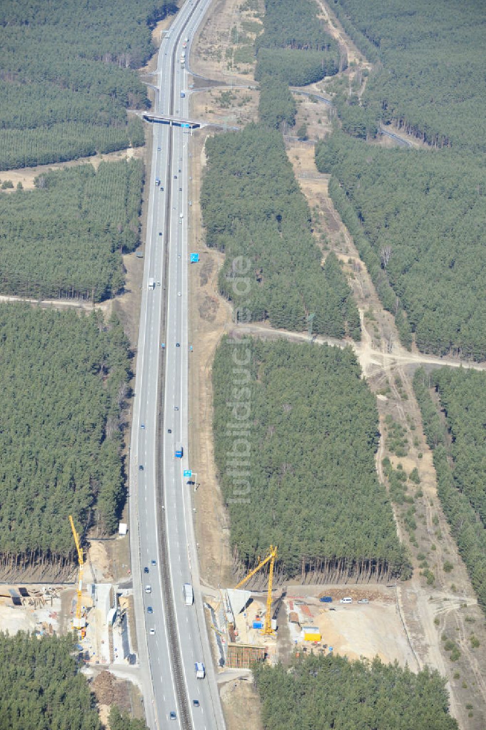 Halbe von oben - Errichtung eines Brückenbauwerkes über die Bundes- Autobahn A13 / E36 westlich von Halbe