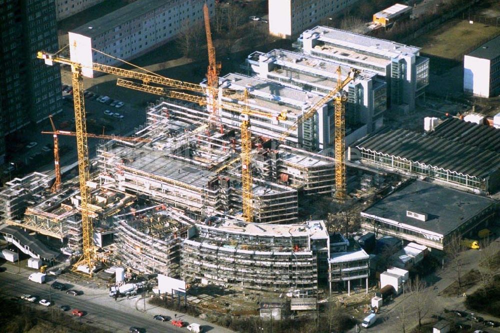 Berlin aus der Vogelperspektive: Errichtung des Büro- und Einkaufszentrums Storkower Bogen an der Storkower Straße