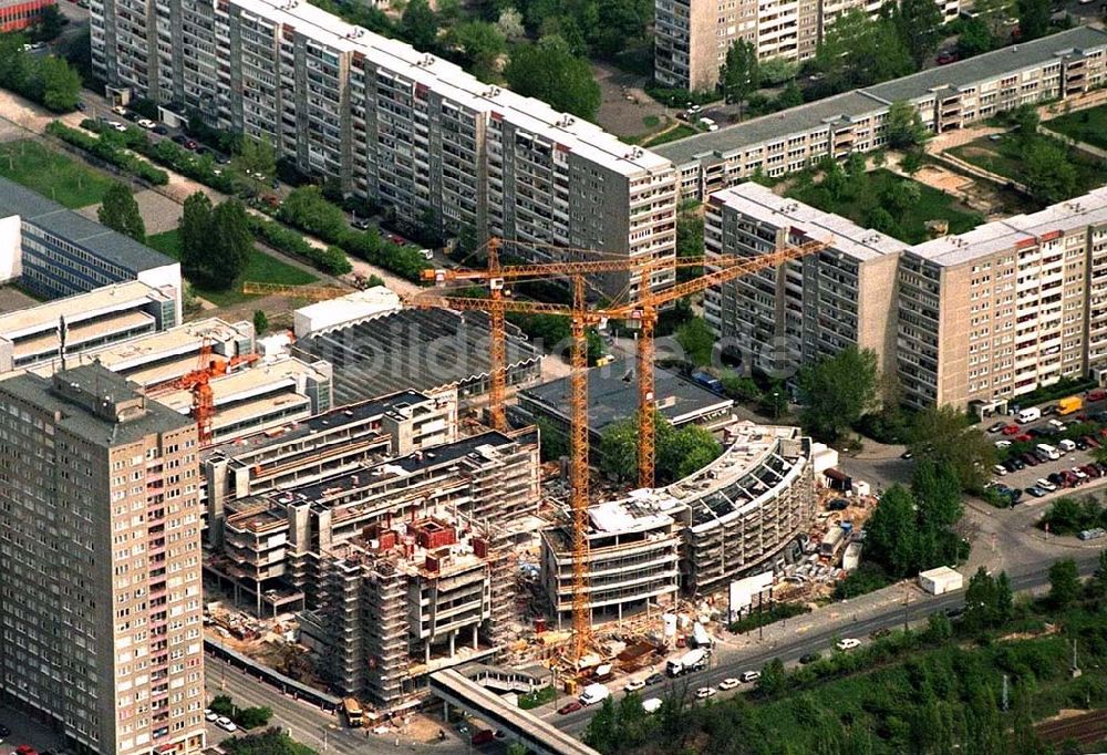 Berlin von oben - Errichtung des Büro- und Geschäftszentrums Storkower Bogen an der Storkower Straße