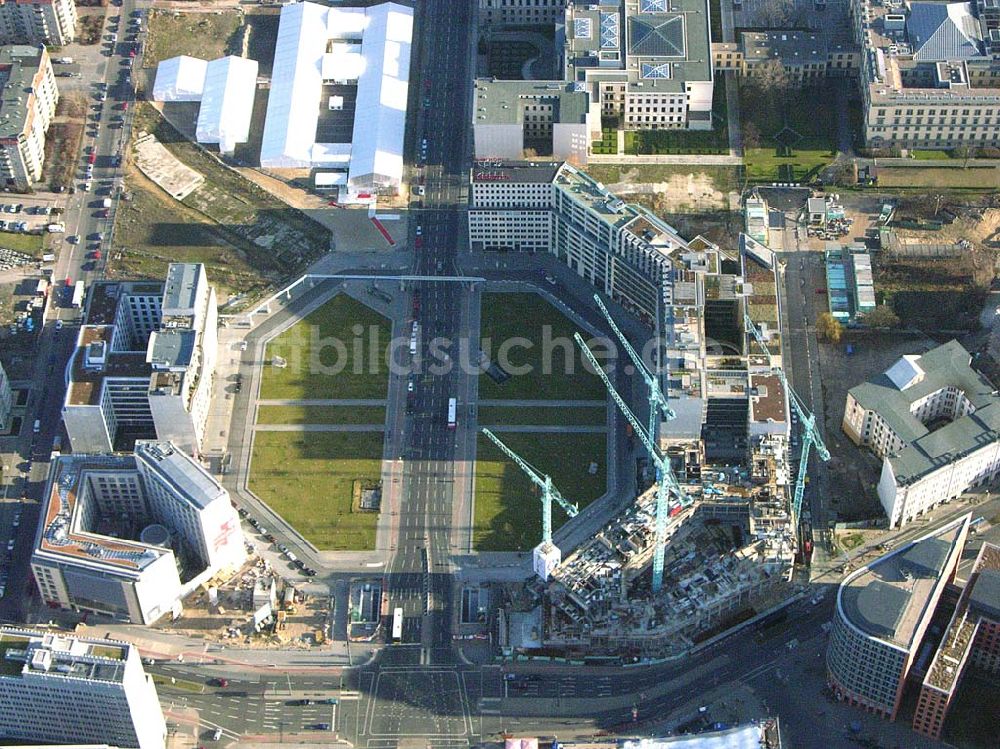 Luftbild Berlin - Errichtung von Büro - und Wohnhäusern am Leipziger Platz in Berlin Mitte