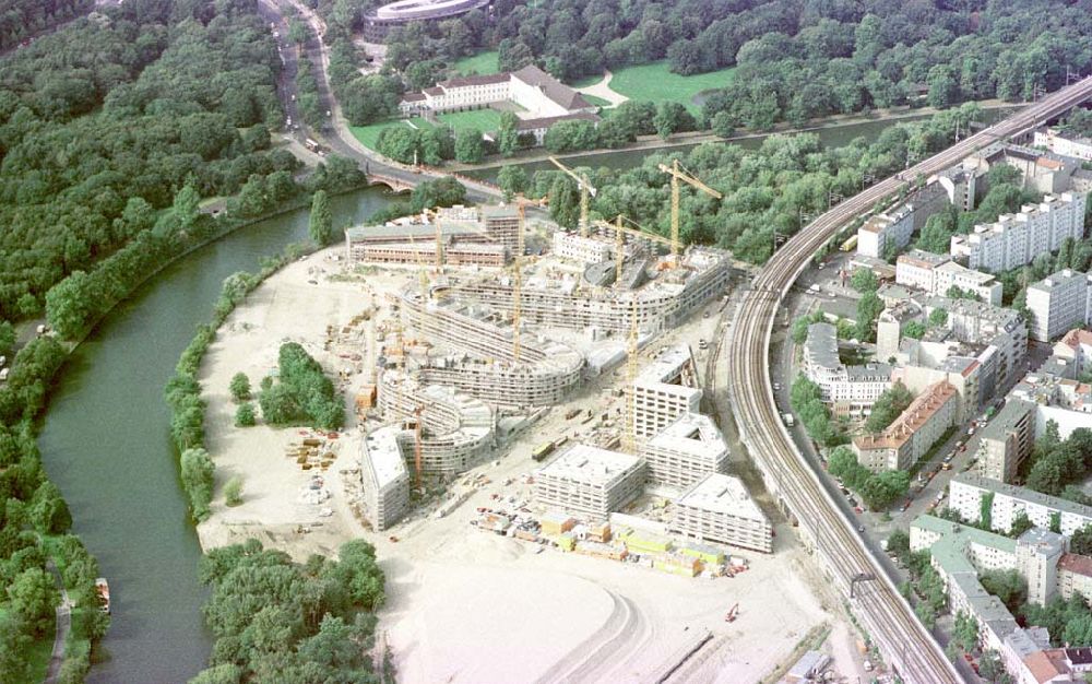 Luftbild Berlin-Tiergarten - Errichtung von Bundesbauten im Regierungsbezirk am Spreeufer im Tiergarten.