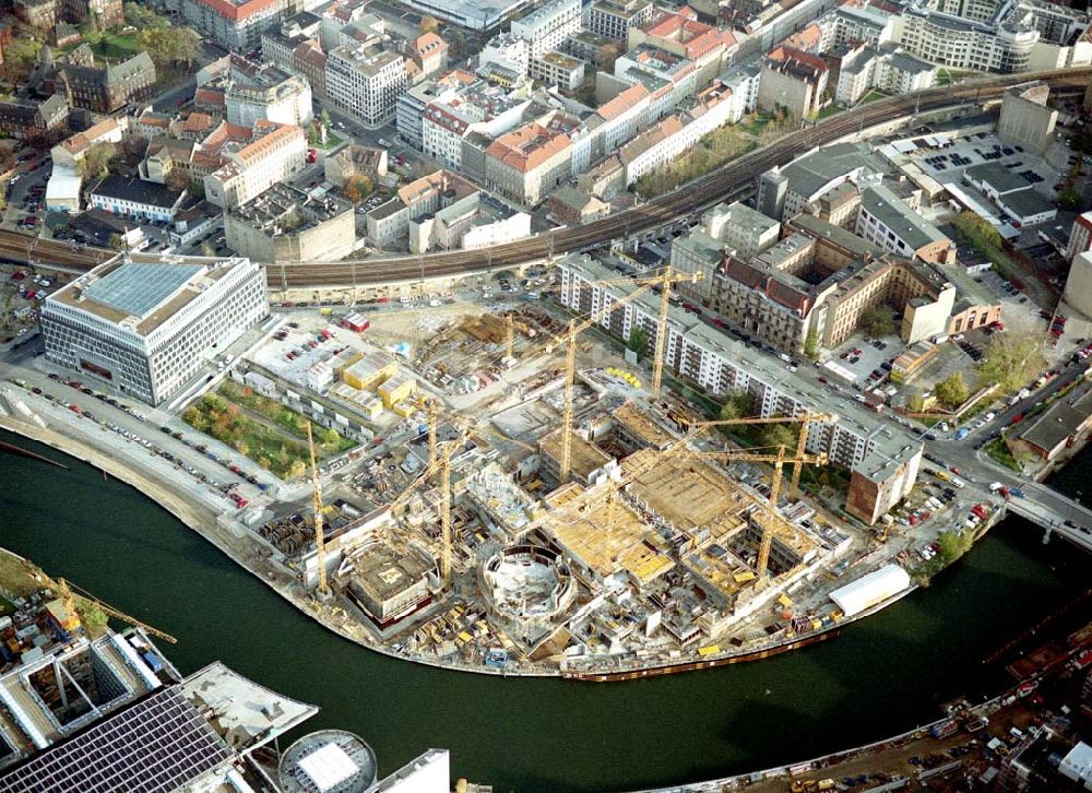 Luftbild Berlin - Errichtung von Bundesbauten im Regierungsviertel am Spreebogen / Kronprinzenbrücke in Berlin - Mitte.