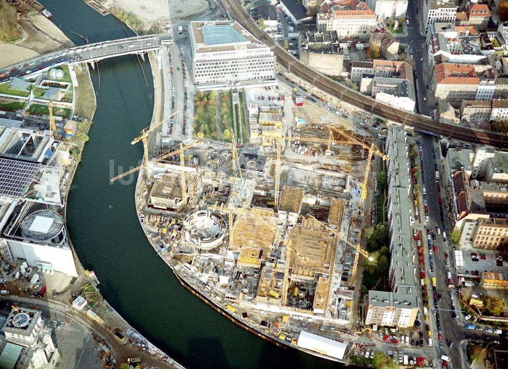 Luftaufnahme Berlin - Errichtung von Bundesbauten im Regierungsviertel am Spreebogen / Kronprinzenbrücke in Berlin - Mitte.