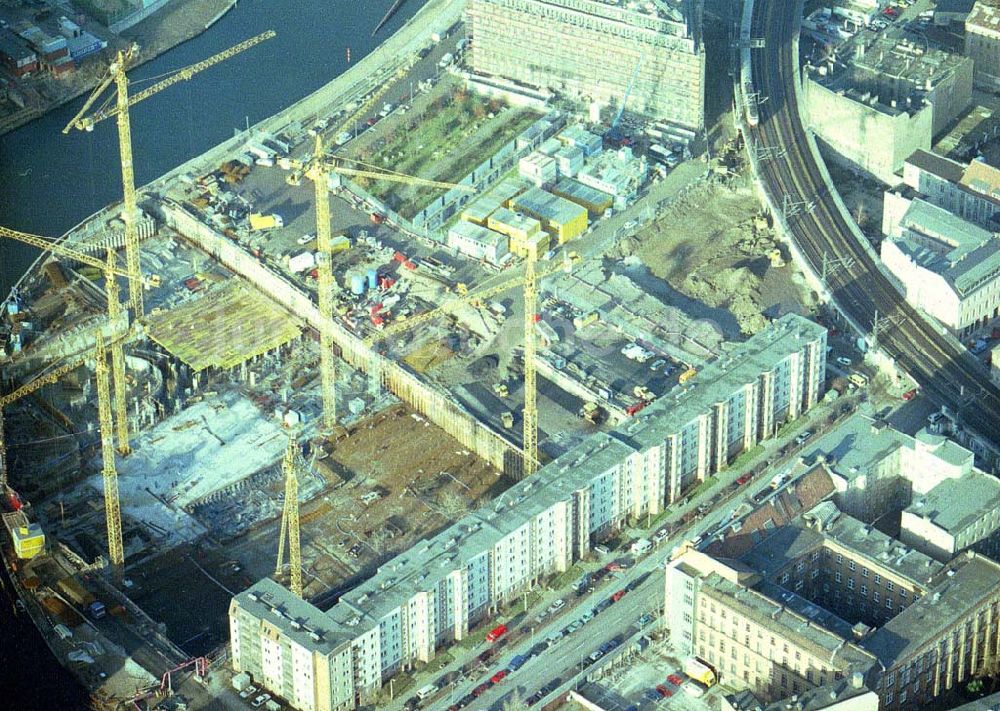 Berlin von oben - Errichtung von Bundesbauten am Spreeufer des Schiffbauerdamms in Berlin - Mitte.