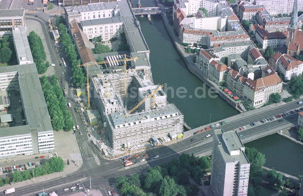 Berlin von oben - Errichtung des DIHT-Gebäudes am Spttelmarkt in Berlin-Mitte.