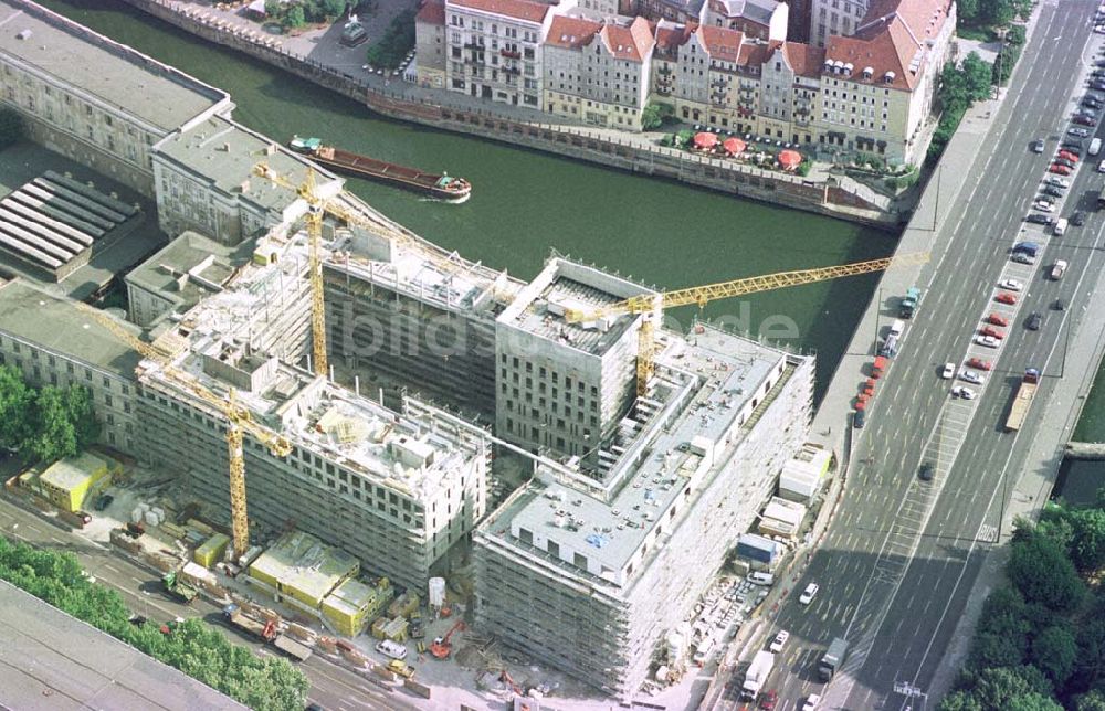 Luftbild Berlin - Errichtung des DIHT-Gebäudes am Spttelmarkt in Berlin-Mitte.