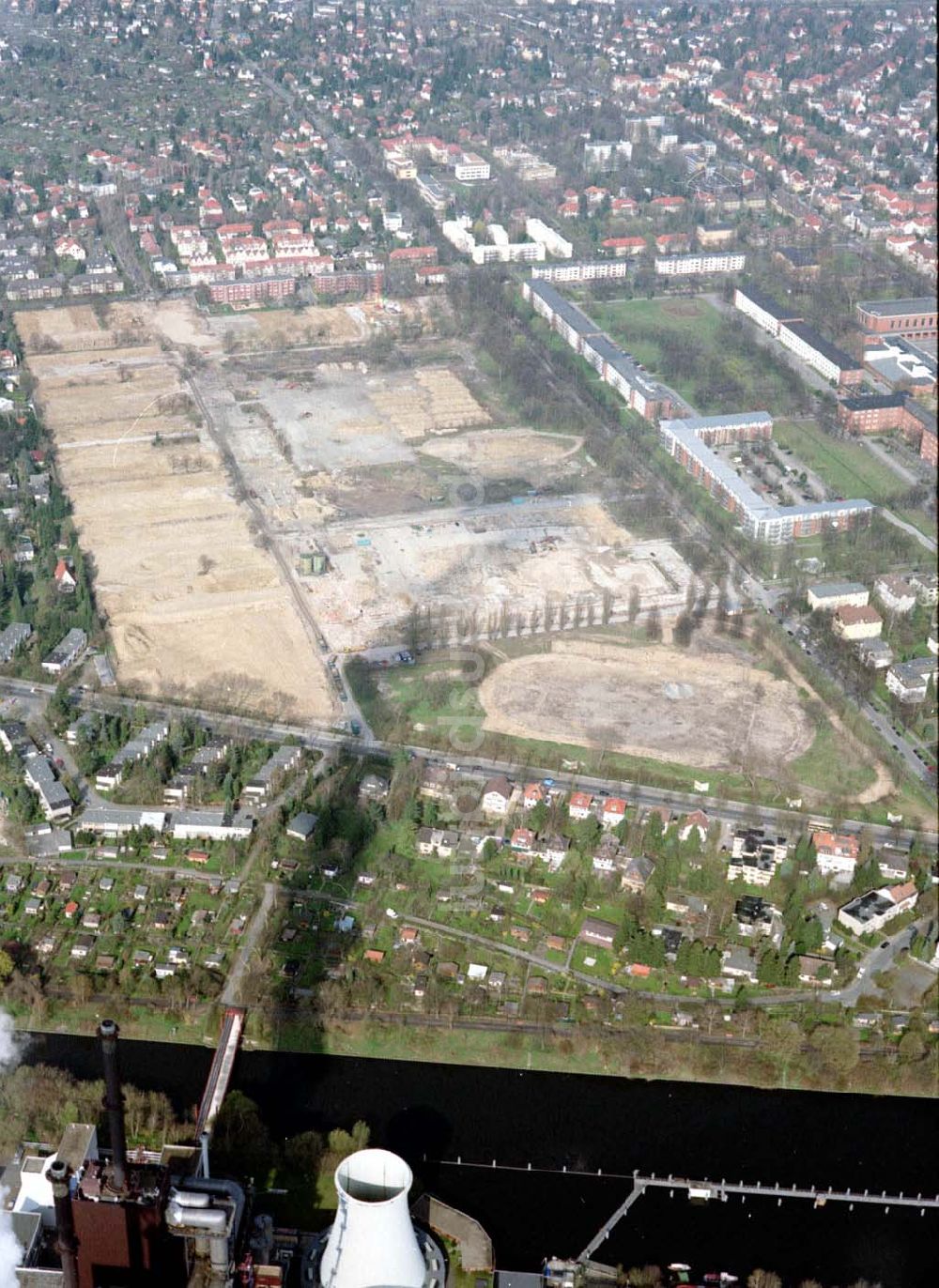 Luftaufnahme Berlin - Lichterfelde - Errichtung von Einfamilienreihenhäusern an der Altendorfer Straße am Teltowkanal gegenüber des Kraftwerkes in Berlin - Lichterfelde