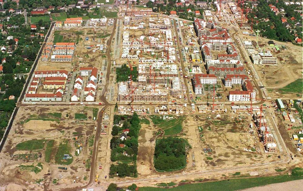 Berlin - Karow von oben - Errichtung von Neubauwohnungen in Karow-Nord.