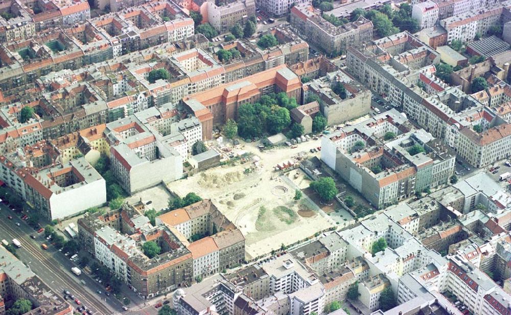 Berlin-Prenzlauer-Berg aus der Vogelperspektive: Errichtung einer Parkanlage an der Prenzlauer Allee in Berlin-Prenzlauer-Berg.