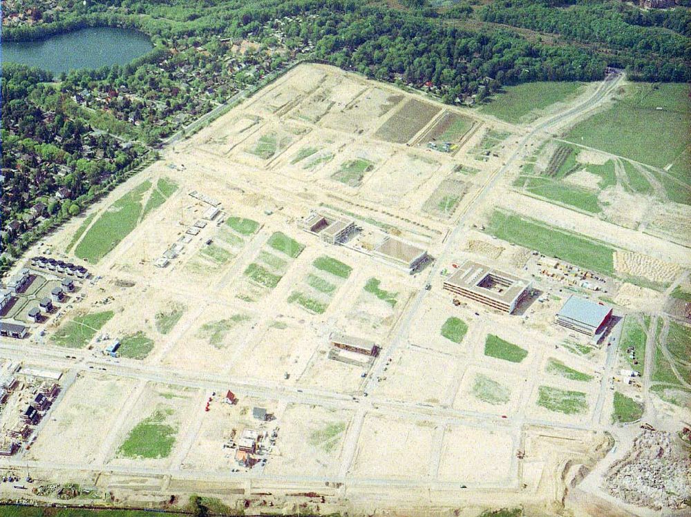 Berlin - Gatow aus der Vogelperspektive: Errichtung einer Wohnanlage auf dem Gelände des ehem. Flugplatzes Gatow in Berlin - Gatow.