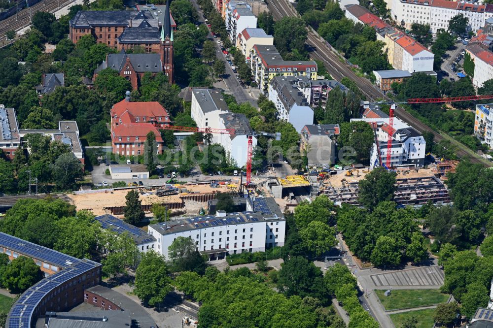 Berlin von oben - Ersatzneubau des Bahn- Brückenbauwerk der EÜ Eisenbahnüberführung in Berlin, Deutschland