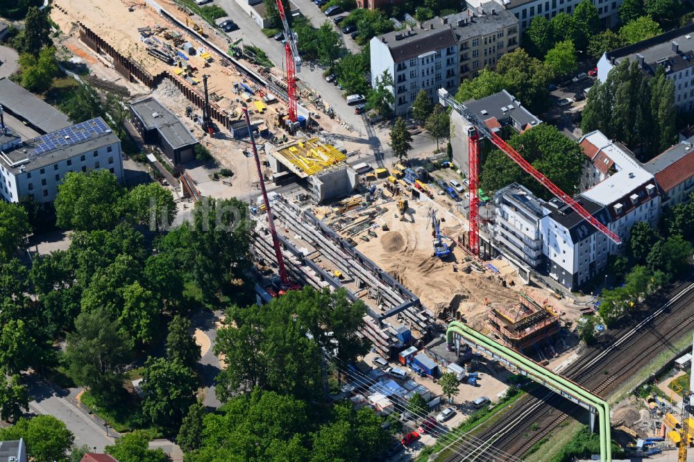 Luftaufnahme Berlin - Ersatzneubau des Bahn- Brückenbauwerk der EÜ Eisenbahnüberführung in Berlin, Deutschland