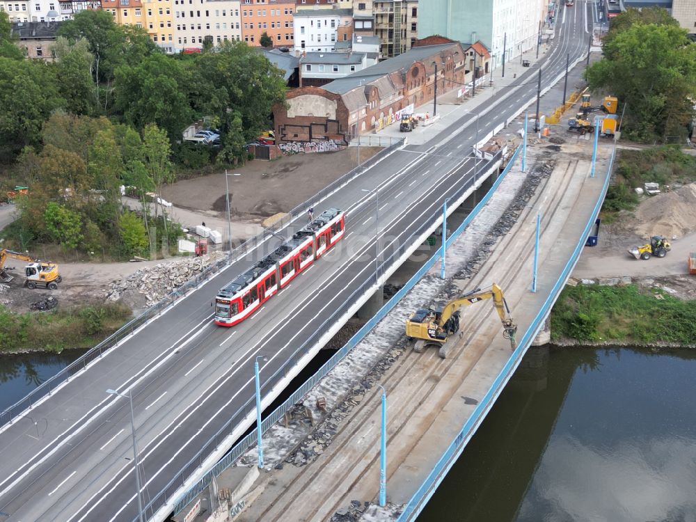 Halle (Saale) von oben - Ersatzneubau des Brückenbauwerk Saale-Brücke in Halle (Saale) im Bundesland Sachsen-Anhalt, Deutschland