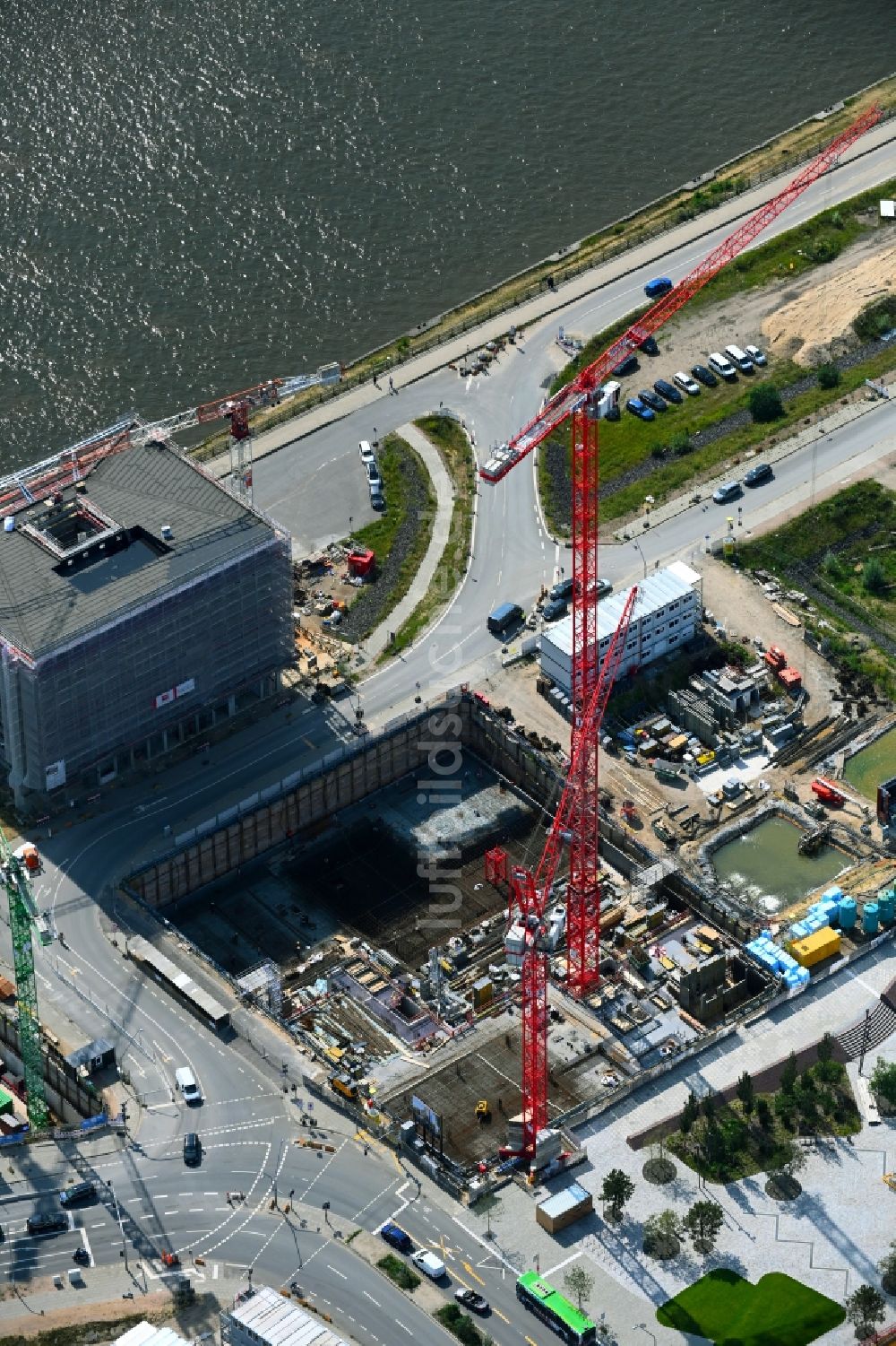 Luftbild Hamburg - Erschließungs - und Pfahlgründungsarbeiten des Neubaus EDGE ElbSide im Ortsteil HafenCity in Hamburg, Deutschland