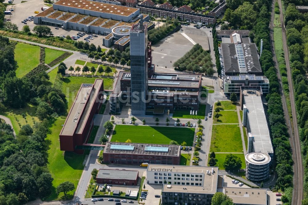 Luftaufnahme Gelsenkirchen - Erschließungsturm am Bürogebäude des Verwaltungs- und Geschäftshauses der Vivawest Wohnen GmbH Am Bugapark in Gelsenkirchen im Bundesland Nordrhein-Westfalen