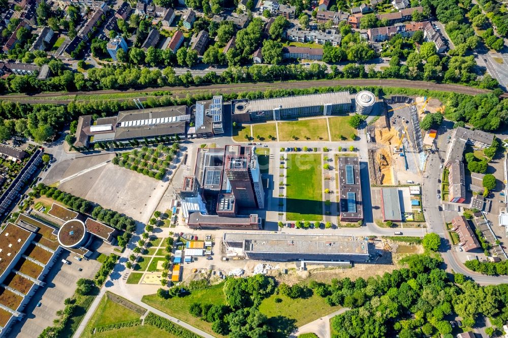 Gelsenkirchen von oben - Erschließungsturm am Bürogebäude des Verwaltungs- und Geschäftshauses der Vivawest Wohnen GmbH in Gelsenkirchen im Bundesland Nordrhein-Westfalen