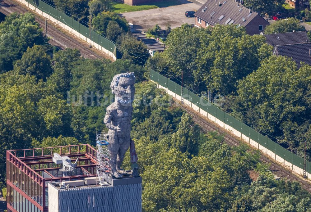 Gelsenkirchen aus der Vogelperspektive: Erschließungsturm am Bürogebäude des Verwaltungs- und Geschäftshauses der Vivawest Wohnen GmbH mit der Skulptur Herkules von Gelsenkirchen in Gelsenkirchen im Bundesland Nordrhein-Westfalen