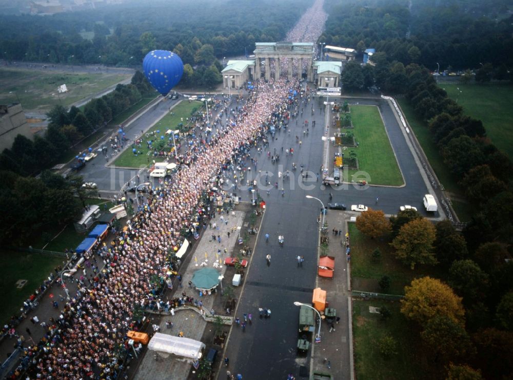 Berlin aus der Vogelperspektive: Erster Berlin-Marathon durch das Brandenburger Tor am Pariser Platz in Berlin Mitte