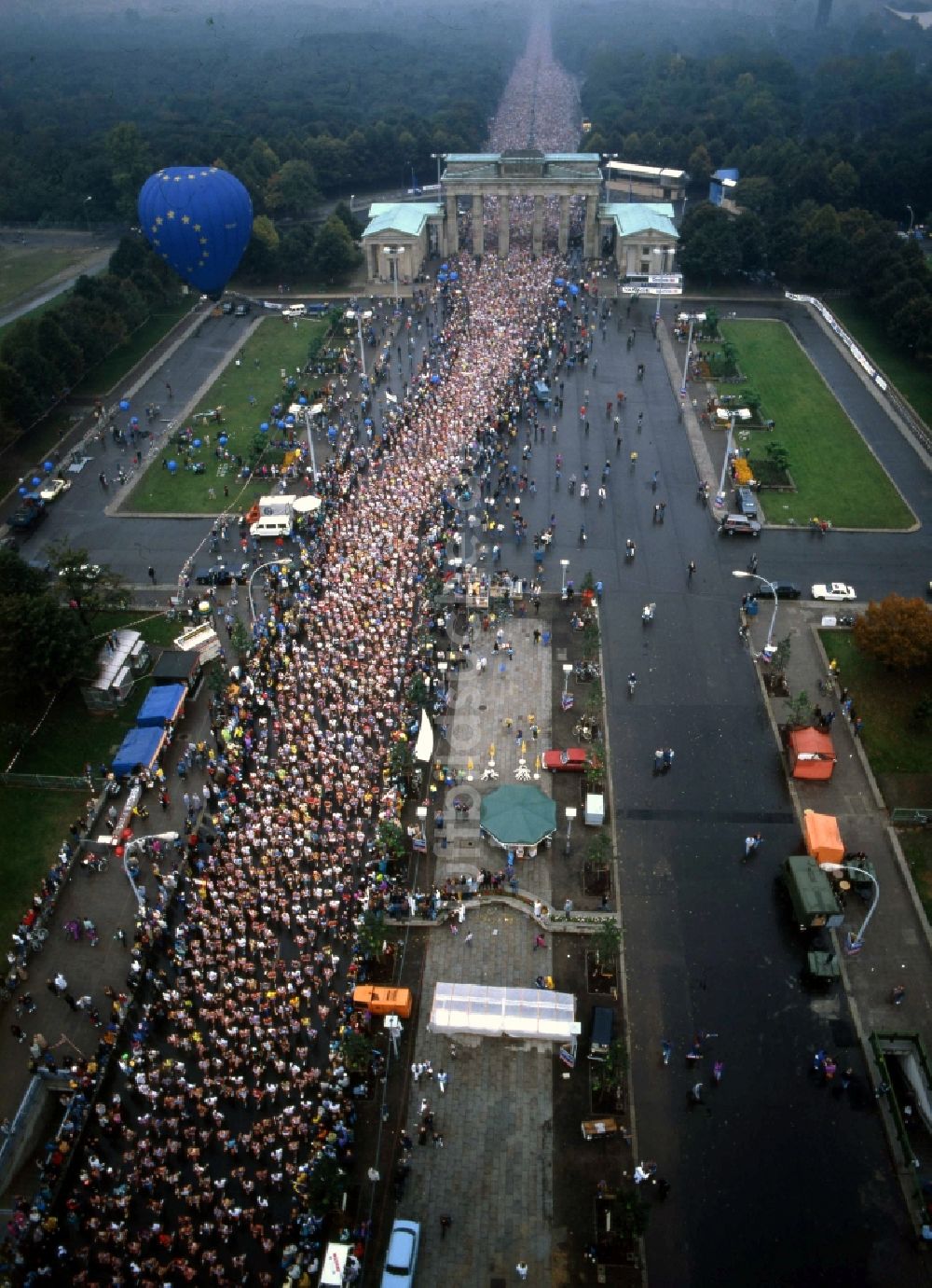 Luftaufnahme Berlin - Erster Berlin-Marathon durch das Brandenburger Tor am Pariser Platz in Berlin Mitte